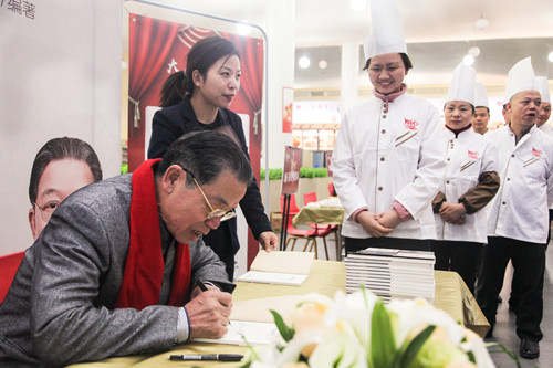 大千私厨传人黄星华先生正在为参赛选手签名赠书_副本.jpg